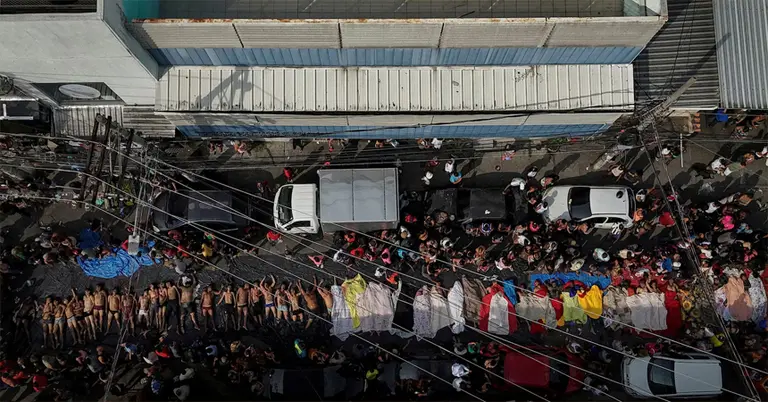 পুলিশের অভিযান শেষে এভাবেই সাজিয়ে রাখা হয় মরদেহ